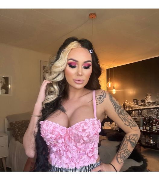 Hello guys,

♡ I am Debora Deluxxe, a cute, petite and confident transgender girl. I consider myself as being sociable, with good sense of humor, common sense, I can be sweet, but also savage.

