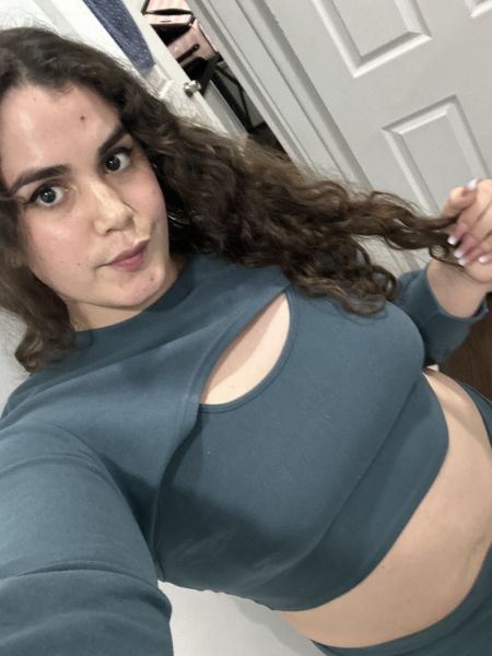 Hi, I'm Sara from Colombia. I'm 25 years old and I have a big ass for you. my services are passive, deep blowjobs, massages and big loads of cum. I am here to make your fantasies come true so do not hesitate to contact me.