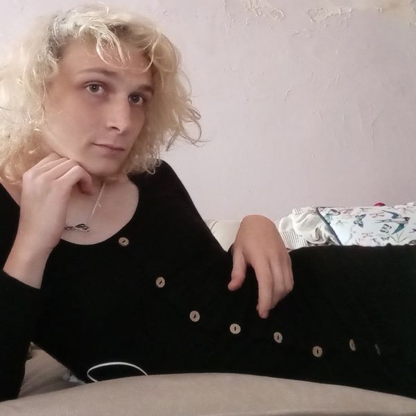 I'm a young trans girl in NYC. I’m sweet like candy in a dream.
By nature I'm curious, sometimes dangerously so - the classic nymphet kitten hehe

I love listening to people about anything at all
I love cafes and strolling parks on sunny days, and have an appreciation for hotel bars
There so much I