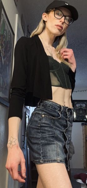 💋 Celina Clemm ✨ 26 ✨ leo ✨ artist/model aspirations ✨ transitioning 9 years ✨ pre op ✨ Dont be shy darlin’ 💋
