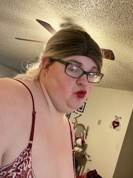 Hi im just a sexy little submissive looking for a good time!